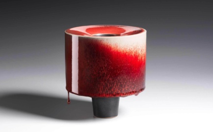 Gefäß, außen ochsenblutrot, innen schwarz, D 19 cm, H 19,5 cm