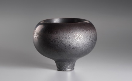 Gefäß, außen Mangan Kristallglasur, innen schwarz, D 20 cm, H 16 cm