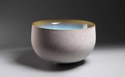 Schale, außen weißer Sand, innen Seladon, D 24,5 cm, H 15,5 cm