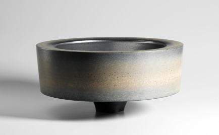 Gefäß, außen weiß über schwarz, innen schwarz, D 46,5 cm, H 12,5 cm