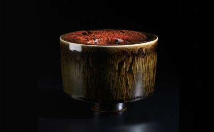 Gefäß, außen ochsenblutrot über Temmoku, innen schwarz, D 14 cm, H 18,5 cm