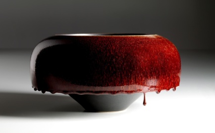 Pilzform, außen ochsenblutrot, innen schwarz, D 33 cm, H 17 cm