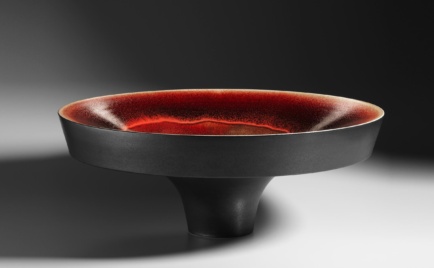 Schale, außen schwarz, innen ochsenblutrot, D 66 cm, H 26,5 cm