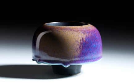 Pilzform, außen violett, innen schwarz, D 12,5 cm, H 9,5 cm