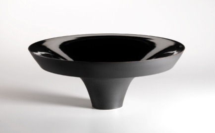 Große Schale, schwarz glänzend, D 71 cm, H 22 cm