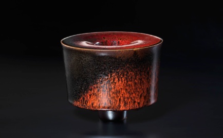 Gefäß, außen ochsenblutrot über Temmoku, innen schwarz, D 14 cm, H 18,5 cm