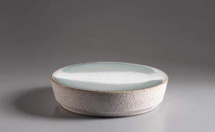 Miniatur, außen weißer Sand, innen Seladon, D 11,5 cm, H 4 cm
