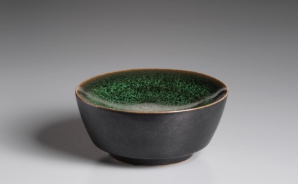 Miniatur, außen schwarz, innen kobaltgrün, D 11 cm, H 5 cm