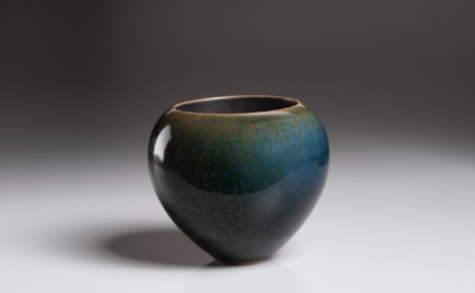 Gefäß, außen kobaltgrün, innen mattschwarz glasiert, D 9,5 cm, H 9 cm